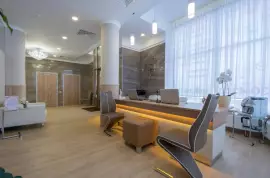 Стоматолог в стоматологической клинике 