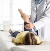 Ортопед в медицинском центре 