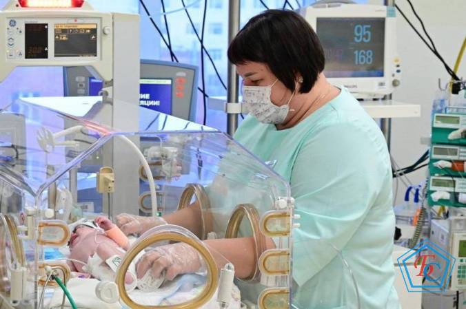 Врачи трёх свердловских больниц и Центра медицины катастроф спасли многодетную маму и её новорождённого ребёнка